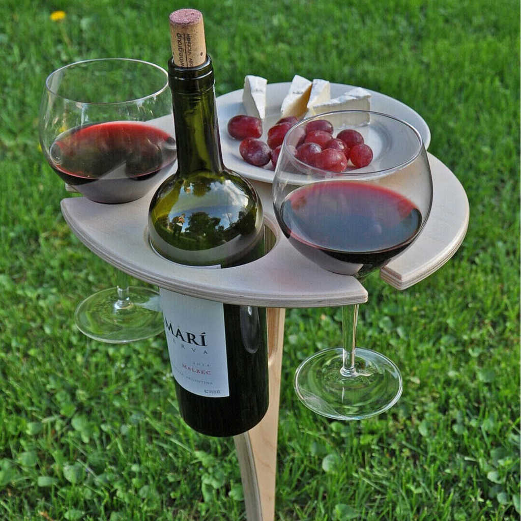 stolik piknikowy na butelkę wina dwa kieliszki i przekąski