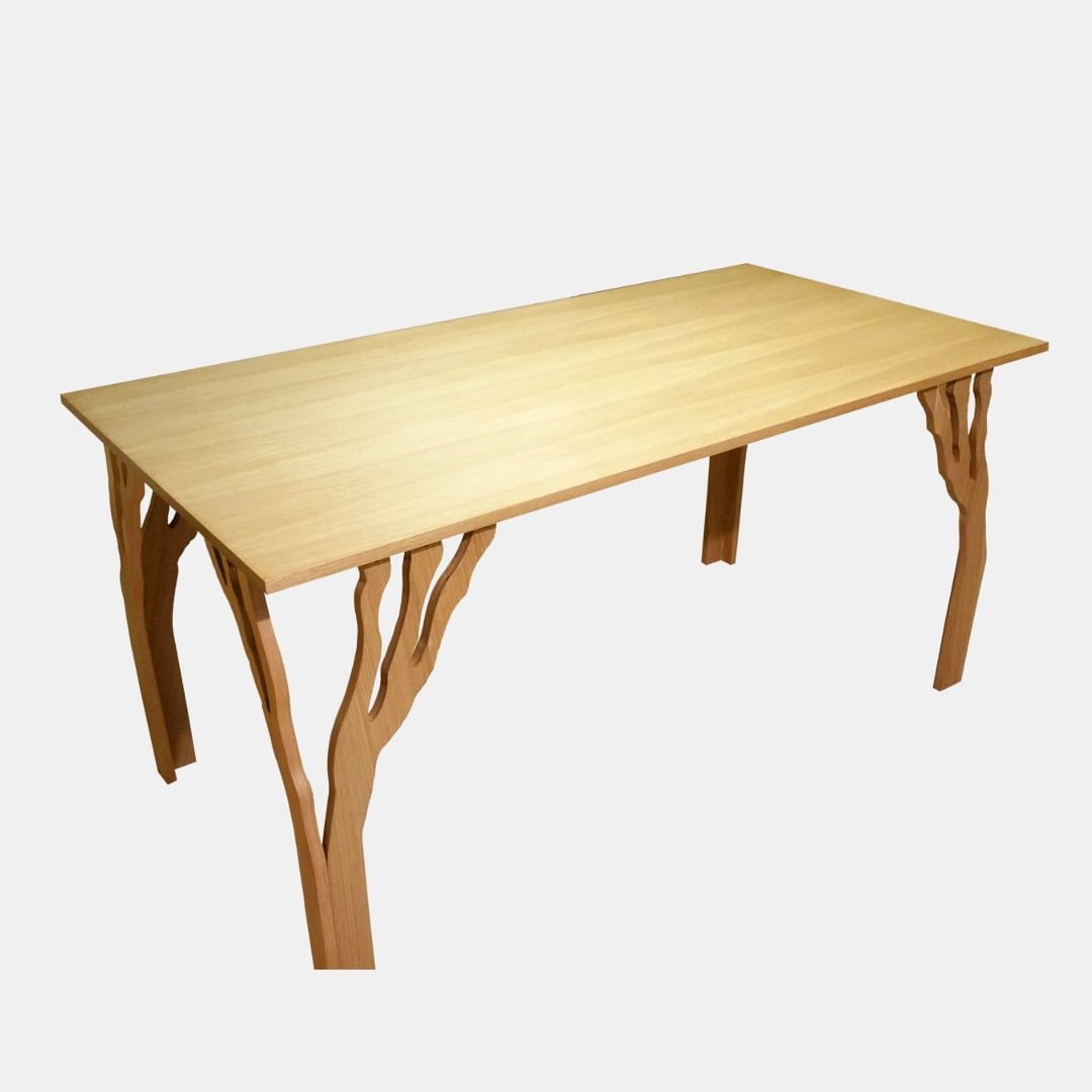 minimalistyczny stół z nogami na wzór konarów